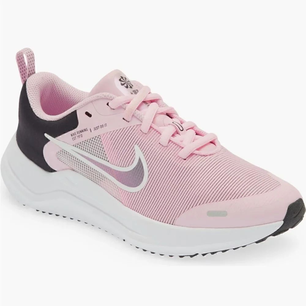Nike Women’s Downshifter lightweight comfy Sneaker in pink size 8 NIB